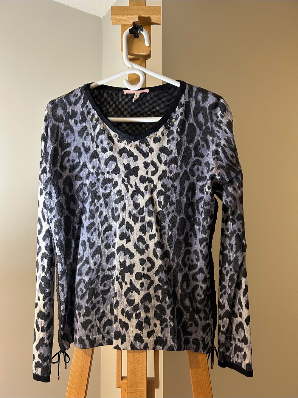 Basler Women's Black and Grey Leopard Print V-Neck Sweater Top